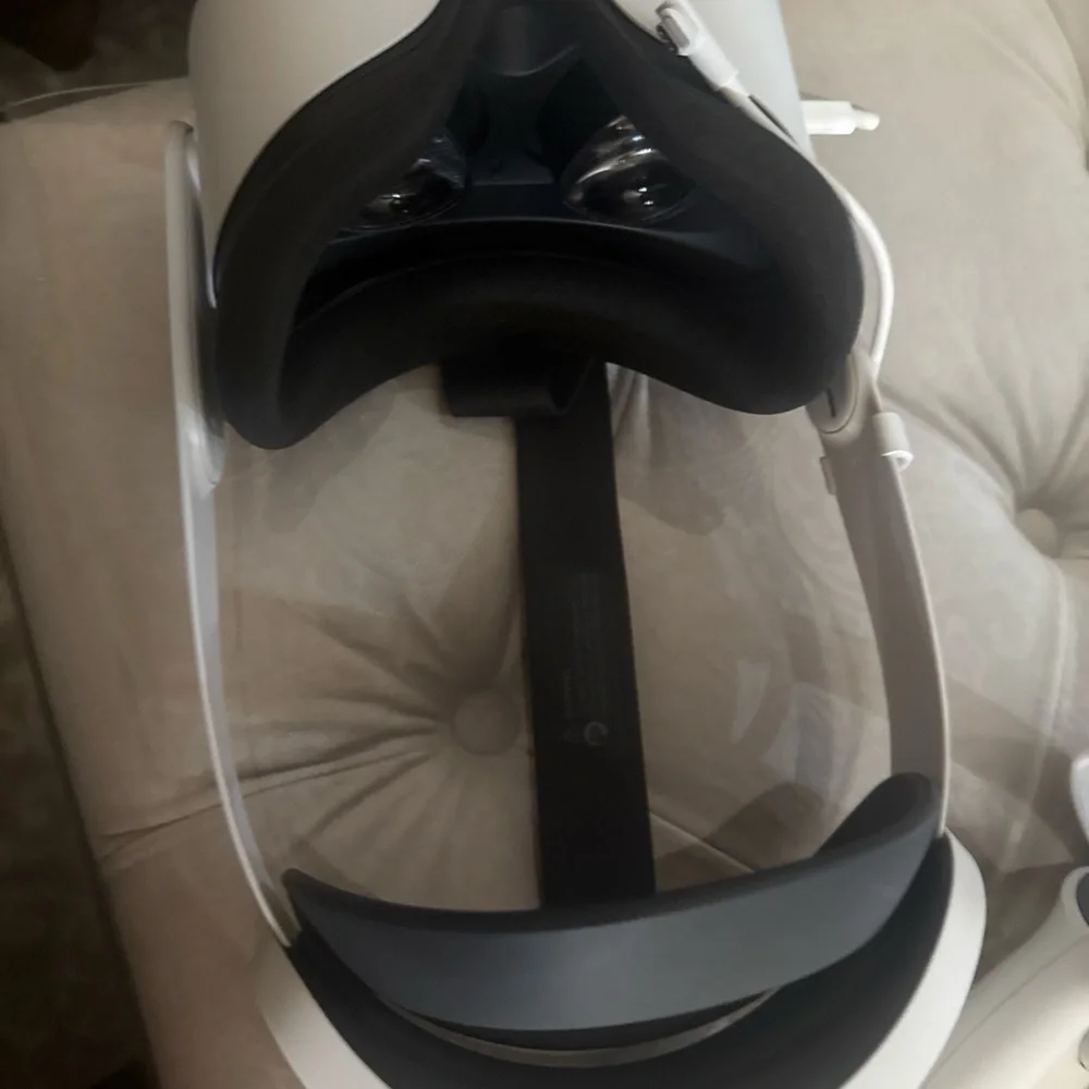 VR Headset in White and Black